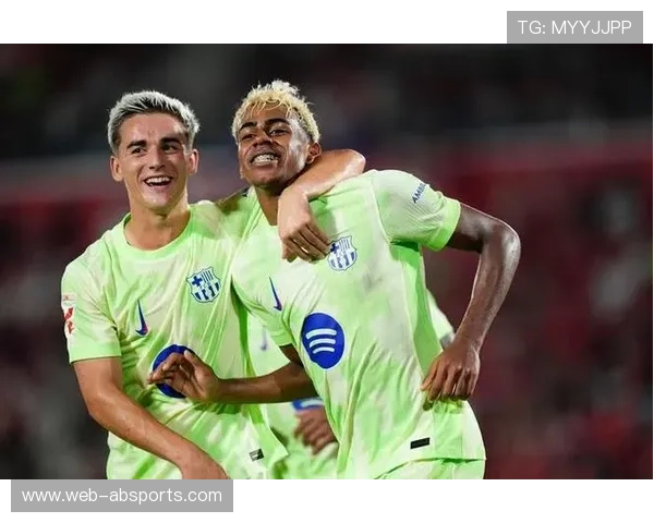 巴萨3-0完胜马洛卡，莱万破门亚马尔世界波